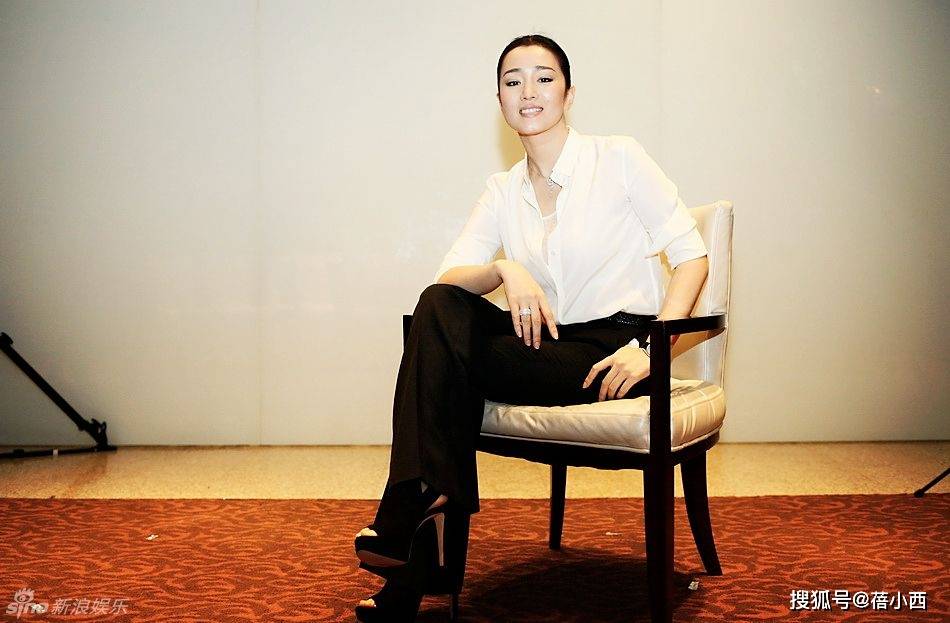 巩俐和老公在国外线的鞋子配短裤如少女老公似少年