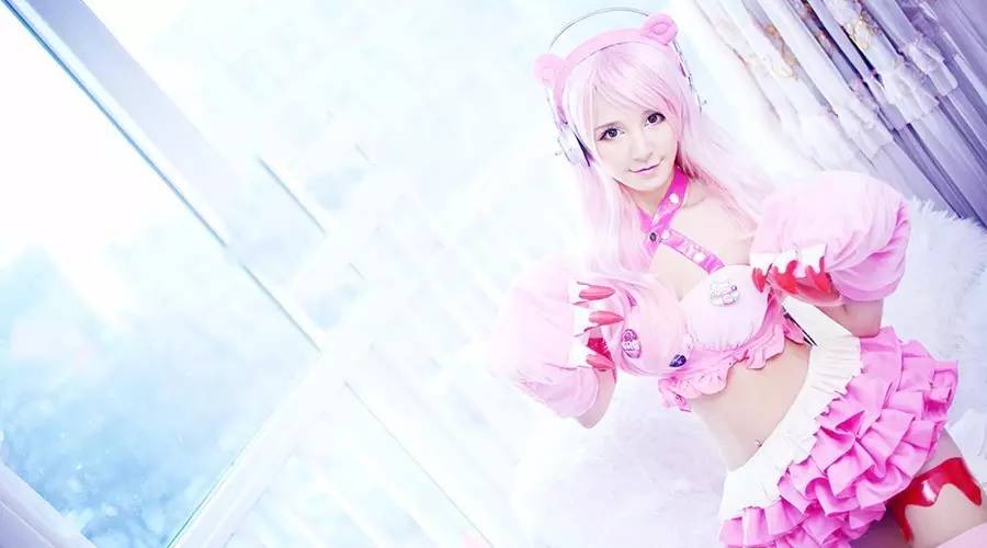 高手在民间高跟鞋、短裙、浓妆、美瞳这个美女有点忙